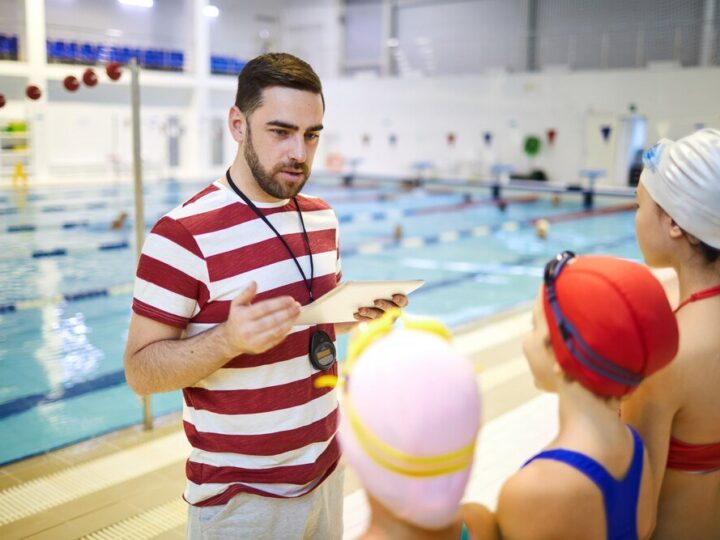 Kurs na instruktora pływania – jak zacząć karierę w sportach wodnych