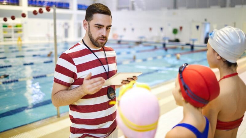 Kurs na instruktora pływania – jak zacząć karierę w sportach wodnych