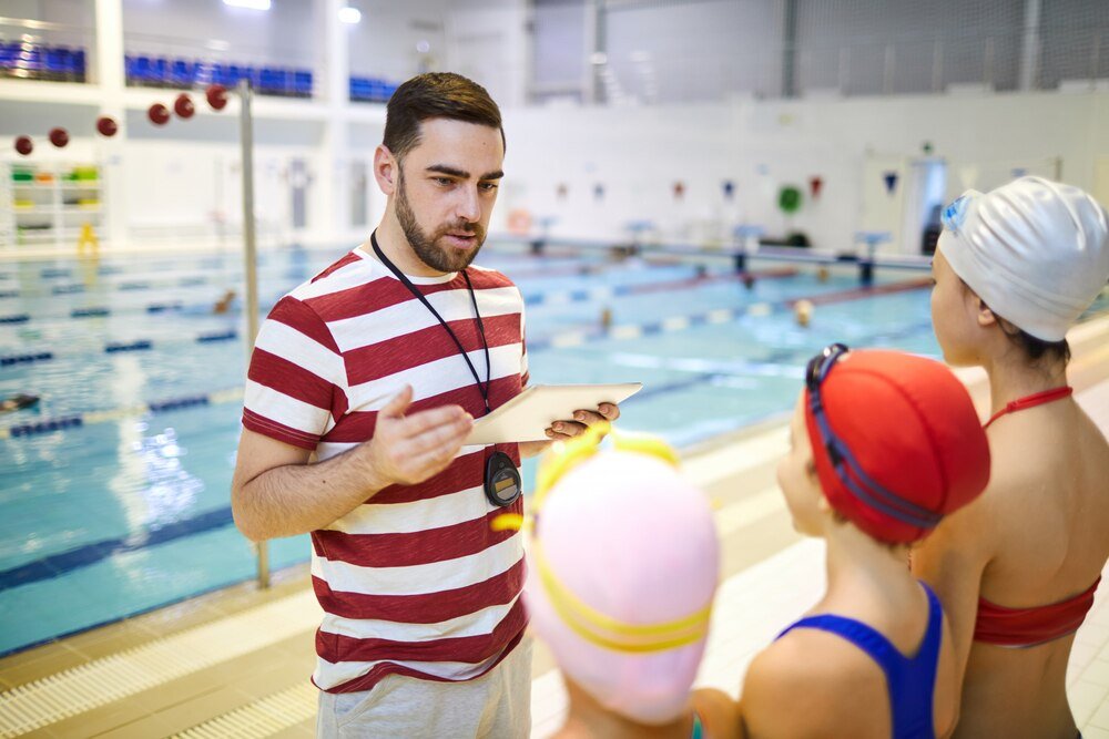 Kurs na instruktora pływania – jak zacząć karierę w sportach wodnych